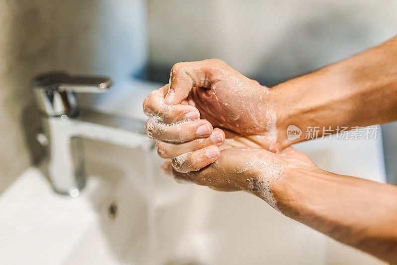 一个面目全非的人用肥皂洗手。冠状病毒预防/卫生理念。阻止冠状病毒传播的措施